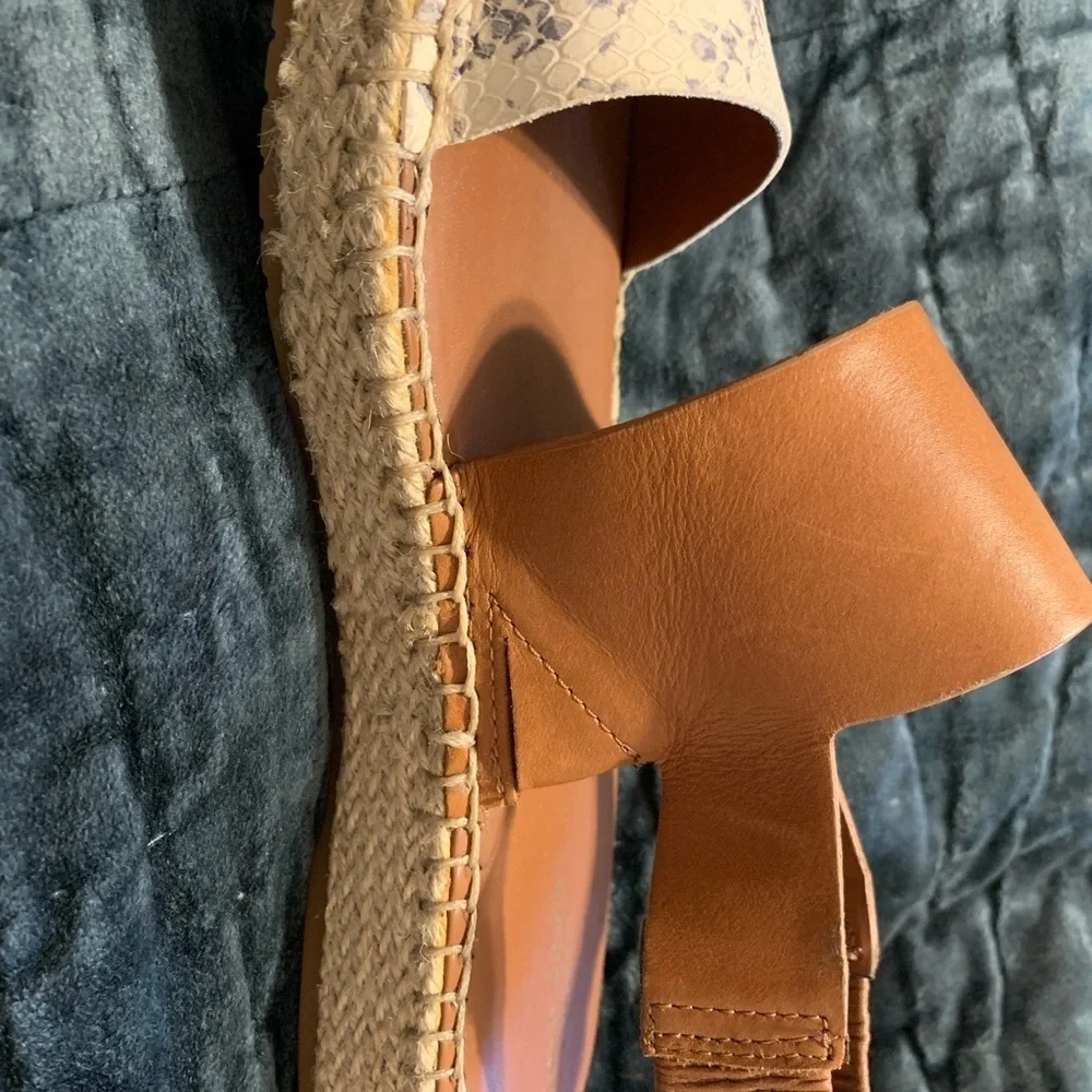 Cole Hahn brown sandal, size 8.5B‎